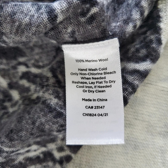 Talbots Pure Merino Wool Sweater Size M Snake Print Long Sleeves Lightweight Top - Picture 10 of 10